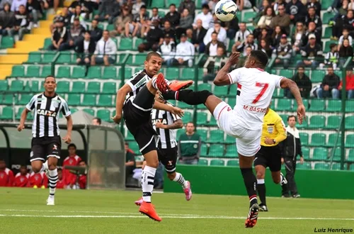 São Paulo busca 1 a 1 com Figueirense e segue em 3º