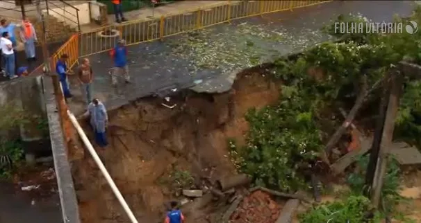 Asfalto cede, parte de obra desaba e ruas ficam alagadas com a chuva na Grande Vitória