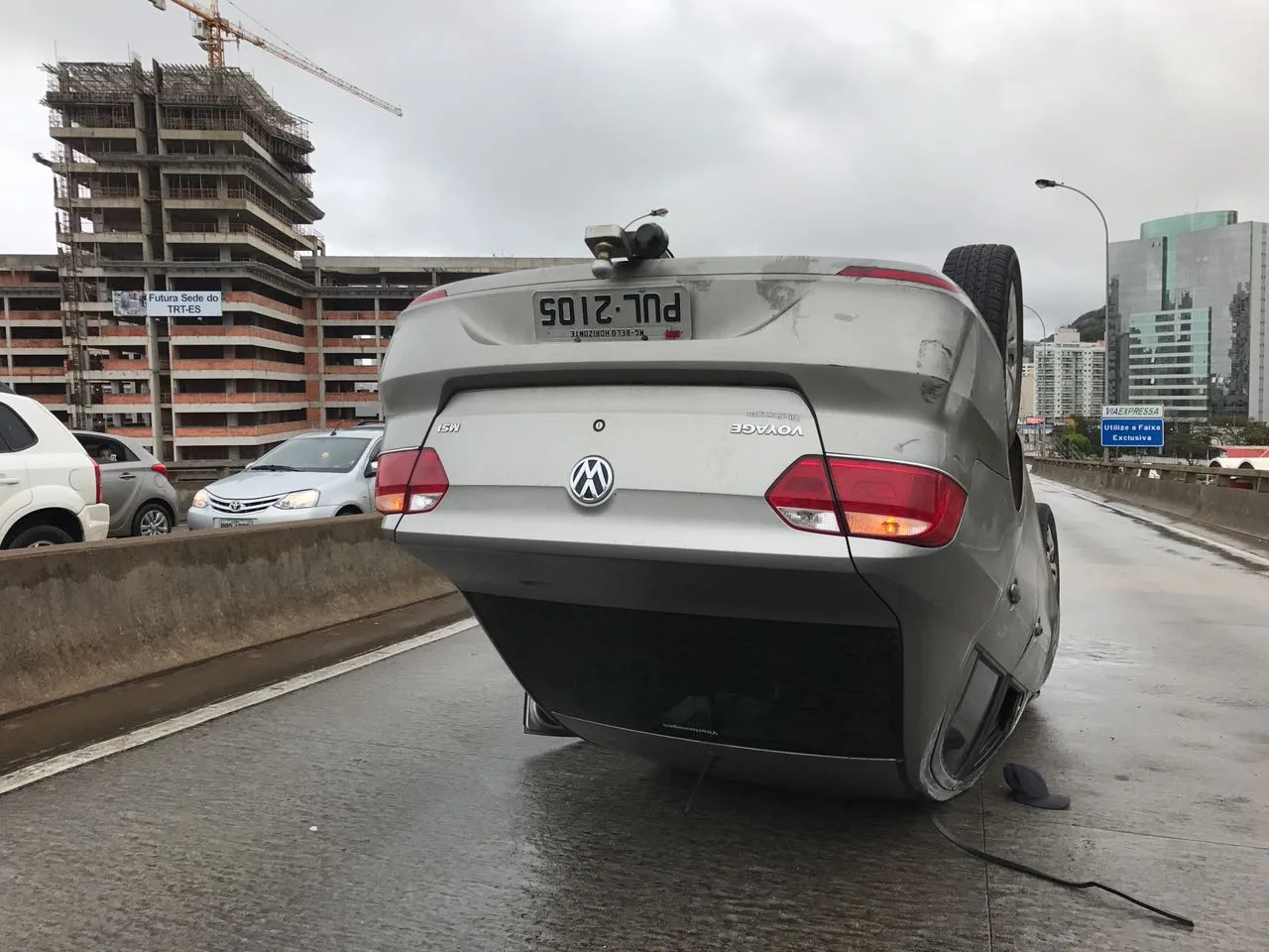 Carro capota na descida da Terceira Ponte na manhã deste domingo