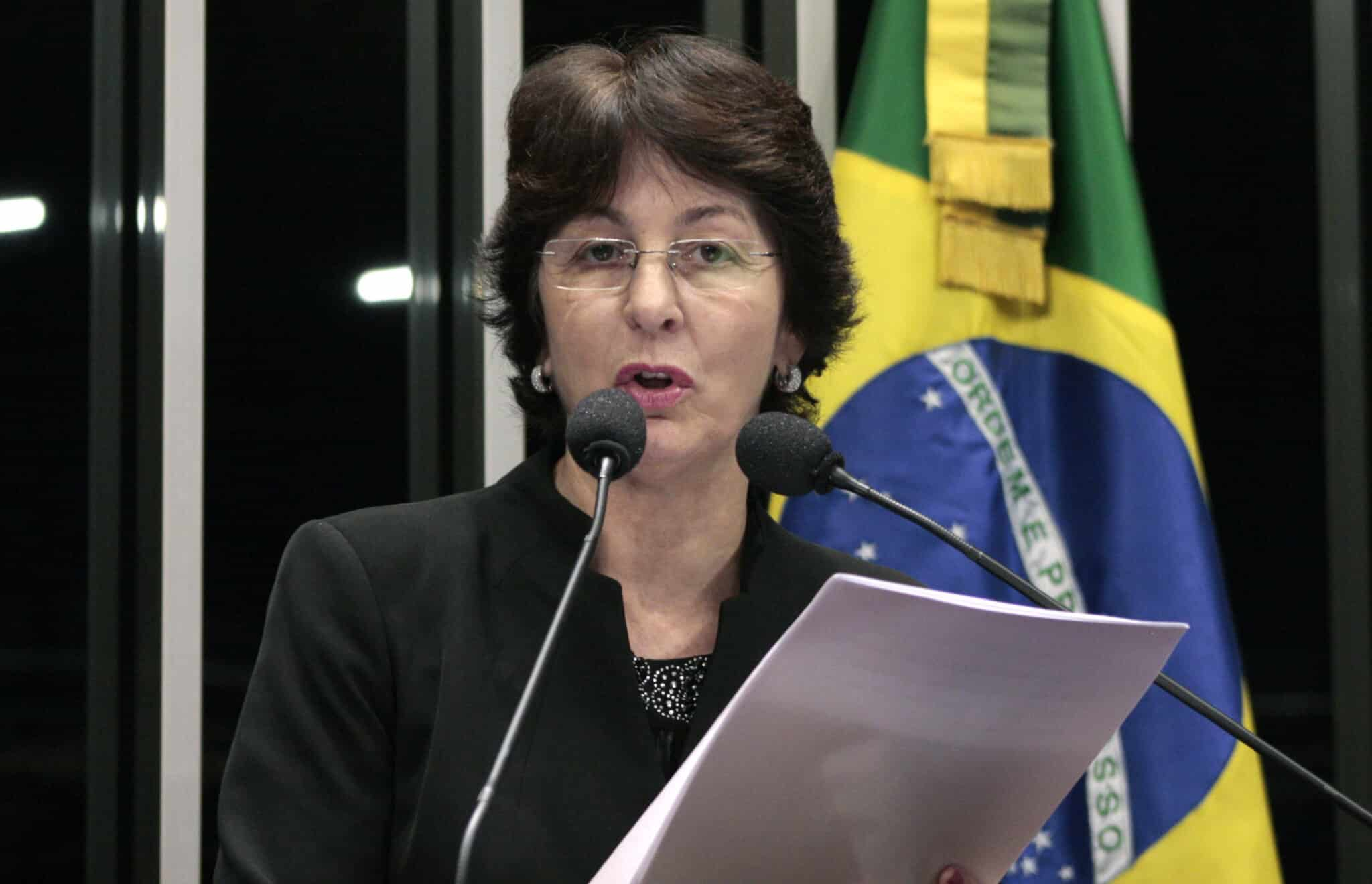 Em discurso na tribuna do plenário do Senado Federal, senadora Ana Rita (PT-ES).