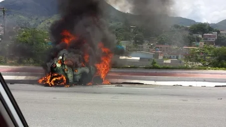 Motorista morre carbonizado na BR 101, na Serra