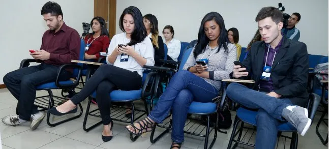 Universitários aprovam interatividade de aplicativo no debate com candidatos na TV Vitória