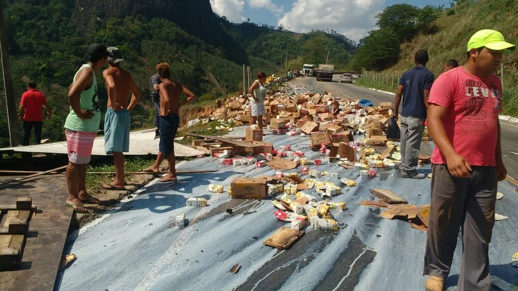 Caminhão com caixas de leite perde freio na ‘Curva da Morte’ e cai em ribanceira em Cachoeiro