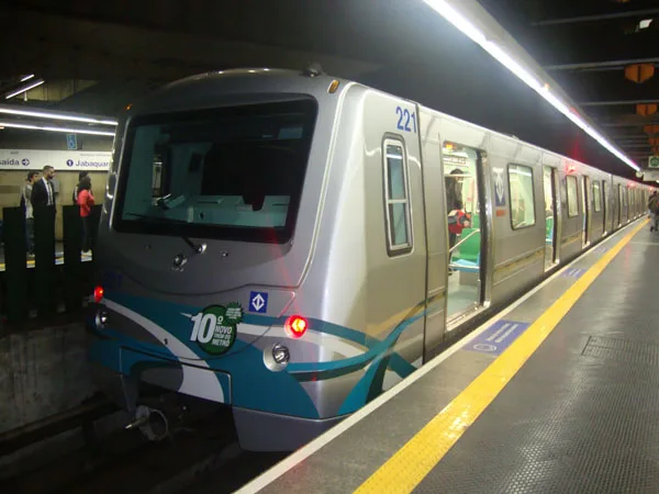 Casal gay é espancado em trem do Metrô de São Paulo