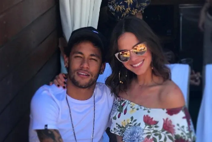 Bruna Marquezine nega que teria pedido a saída de mulheres de camarote por sentir ciúmes de Neymar