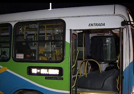 Em menos de 24 horas, mais um ônibus é alvo de bandidos na GV