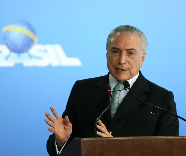 Brasília – O presidente interino Michel Temer dá posse ao novo ministro da Transparência, Fiscalização e Controle, Torquato Jardim. (Marcelo Camargo/Agência Brasil)