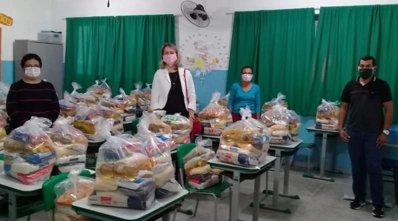 Famílias recebem kits de alimentos