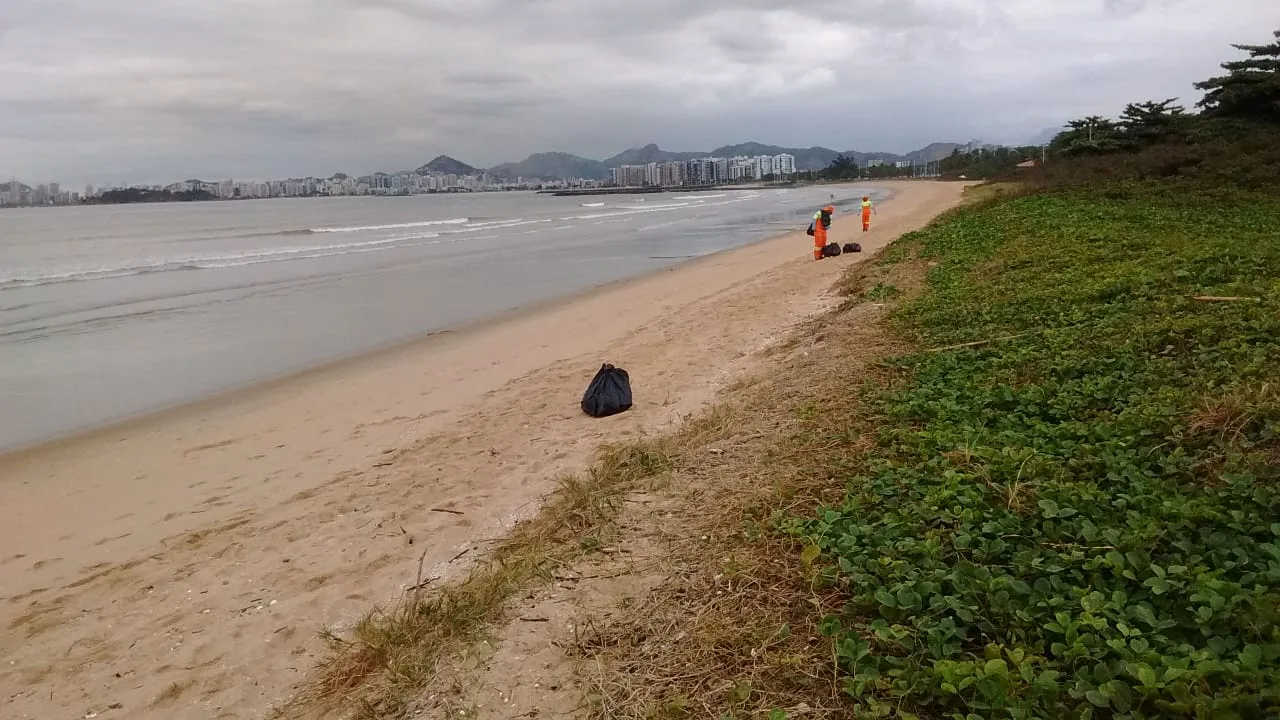 Vídeo flagra grande quantidade de lixo espalhado pela Praia de Camburi