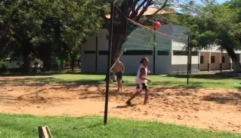 Preso desde o dia 4, Ronaldinho Gaúcho joga futevôlei com outros detentos