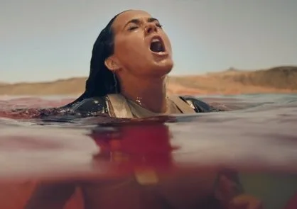 Katy Perry cai de paraquedas na prévia do clipe de Rise, sua música para os Jogos 2016