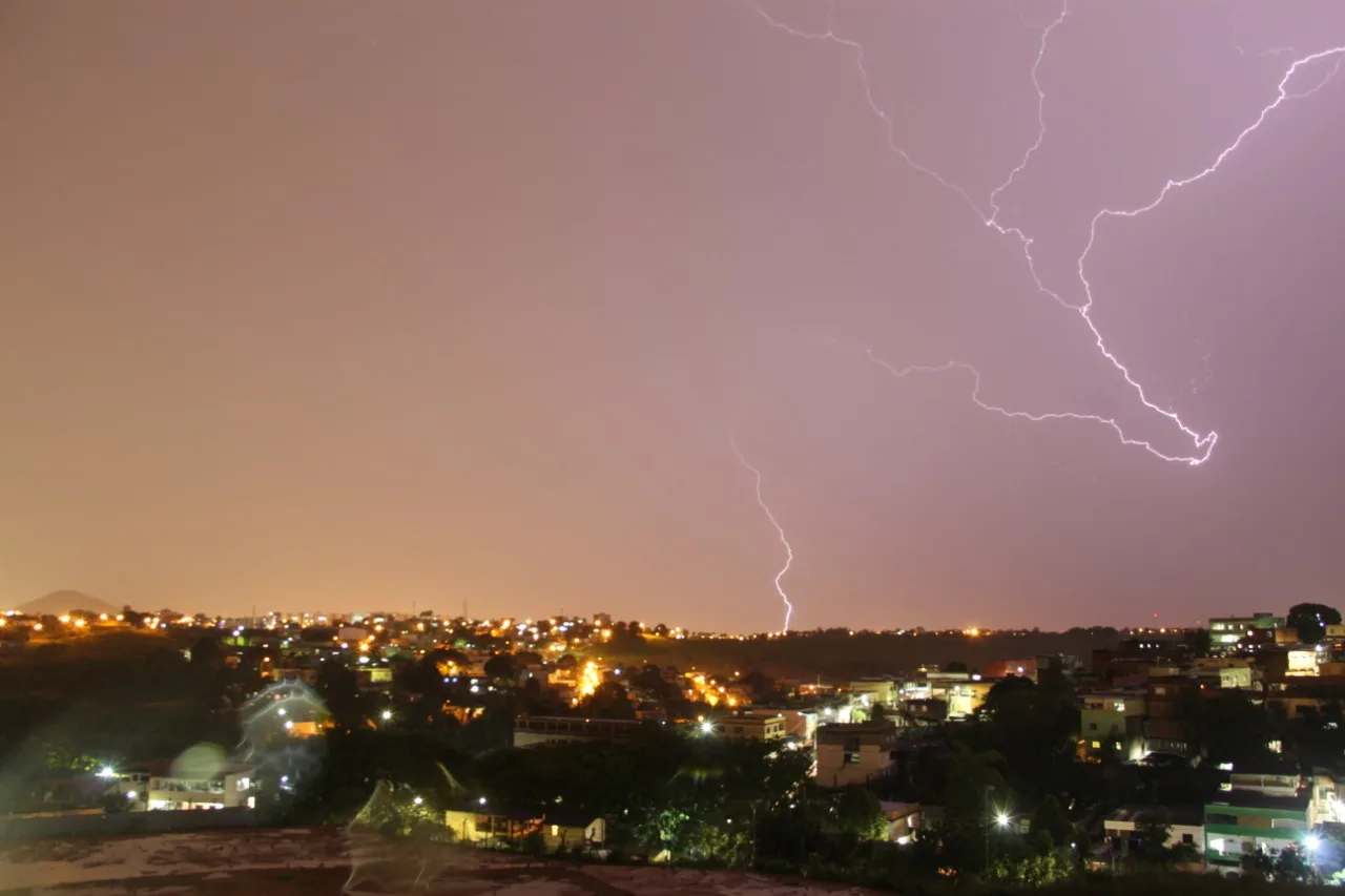 Temporais e ventanias podem ser causados por frente fria que se aproxima do Espírito Santo