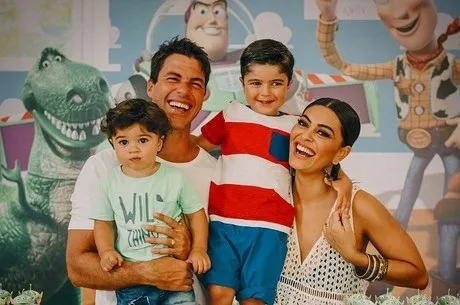 Ao lado da família, Juliana Paes comemora o aniversário de seu filho mais velho, Pedro