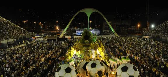 Mangueira encerra desfile do Grupo Especial no Rio. Confira os destaques da Sapucaí!