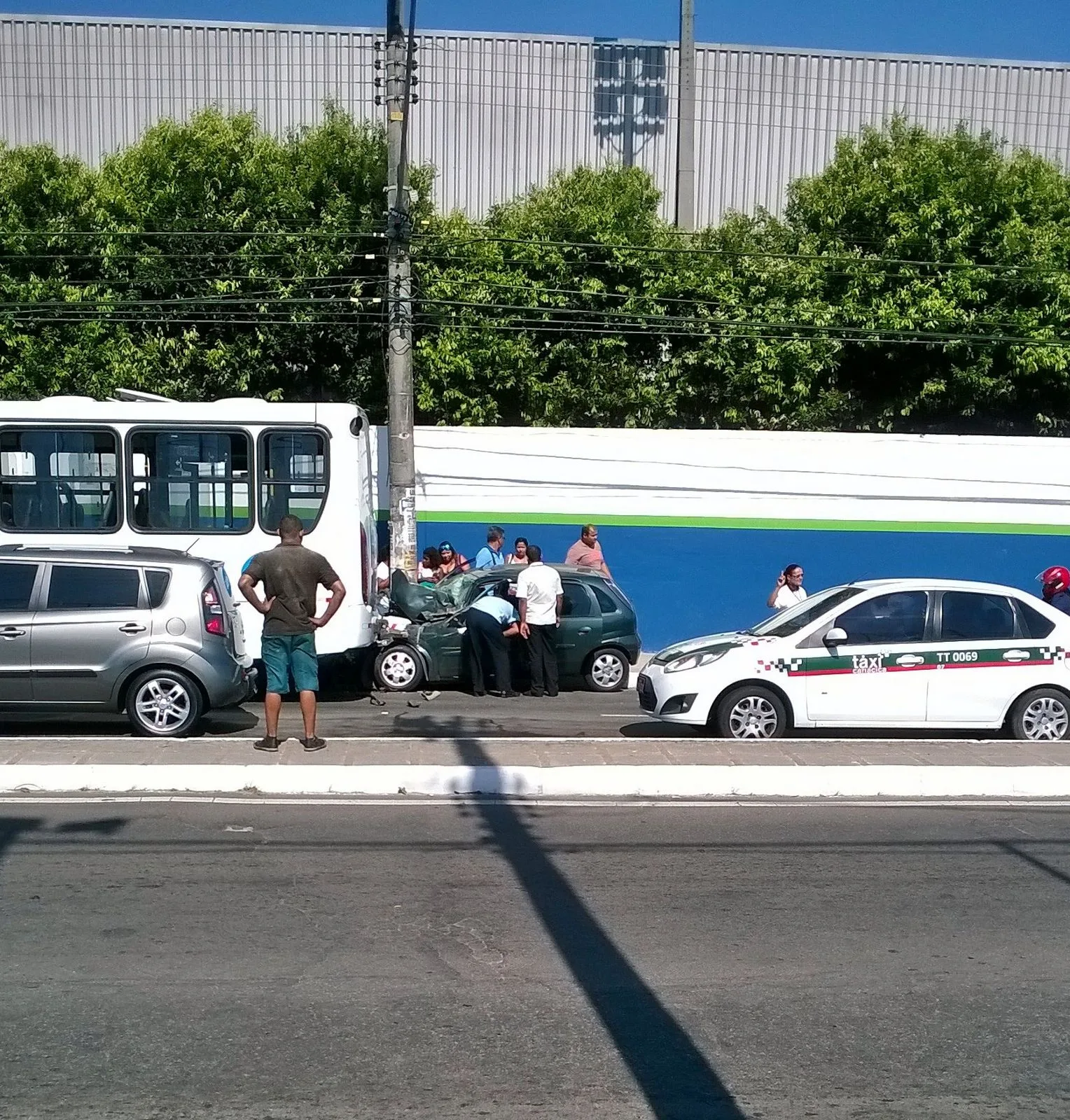 Motorista fica ferido após bater em ônibus e poste na Serra