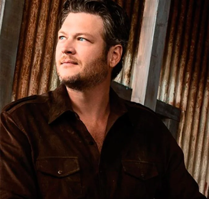 Blake Shelton tem curtido a solteirice sem mulheres por perto