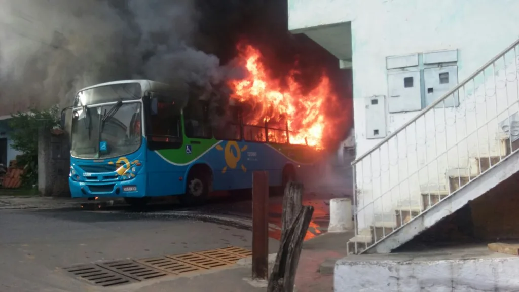 Apesar de incêndio, ônibus circularão normalmente, diz sindicato