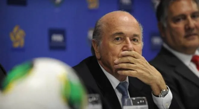 Blatter quer reverter afastamento do futebol imposto pela Fifa