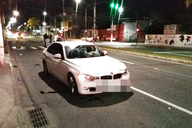 Ciclista morre após ser atropelado por carro de luxo em Vitória