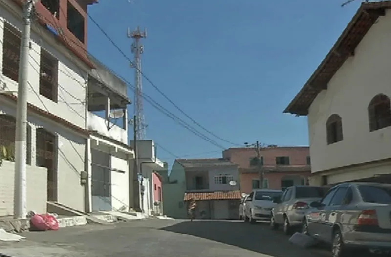 Mãe abandona casal de gêmeos de 3 anos em rua com intenso tráfico de drogas em Vila Velha