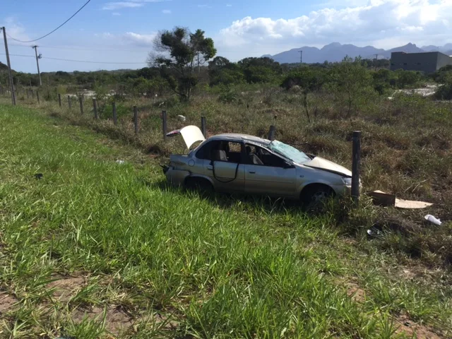 Quatro pessoas feridas, entre elas duas crianças em acidente na volta para a casa, em Guarapari