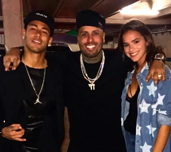 Bruna Marquezine posa com Neymar e conhece cantor internacional