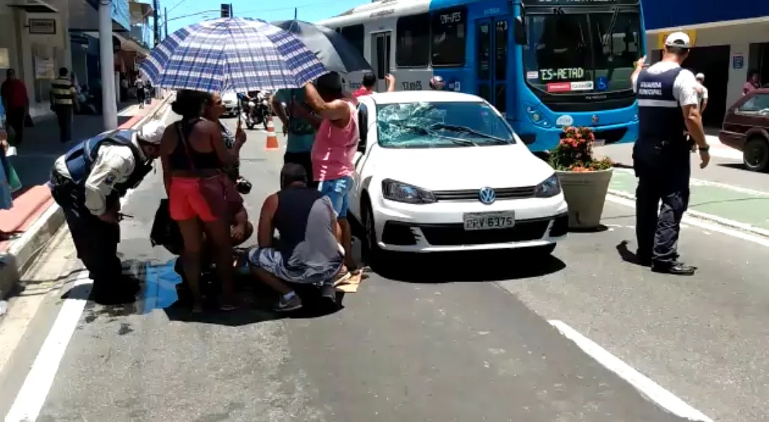 Homem atravessa fora da faixa de pedestre e é atropelado em Vitória