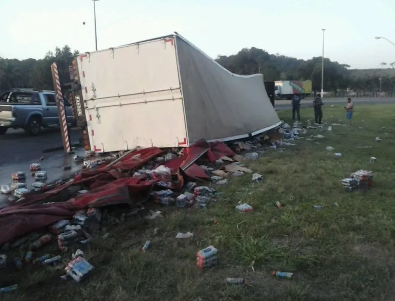 Carreta carregada de bebidas tomba e deixa três feridos em Guarapari, na Grande Vitória