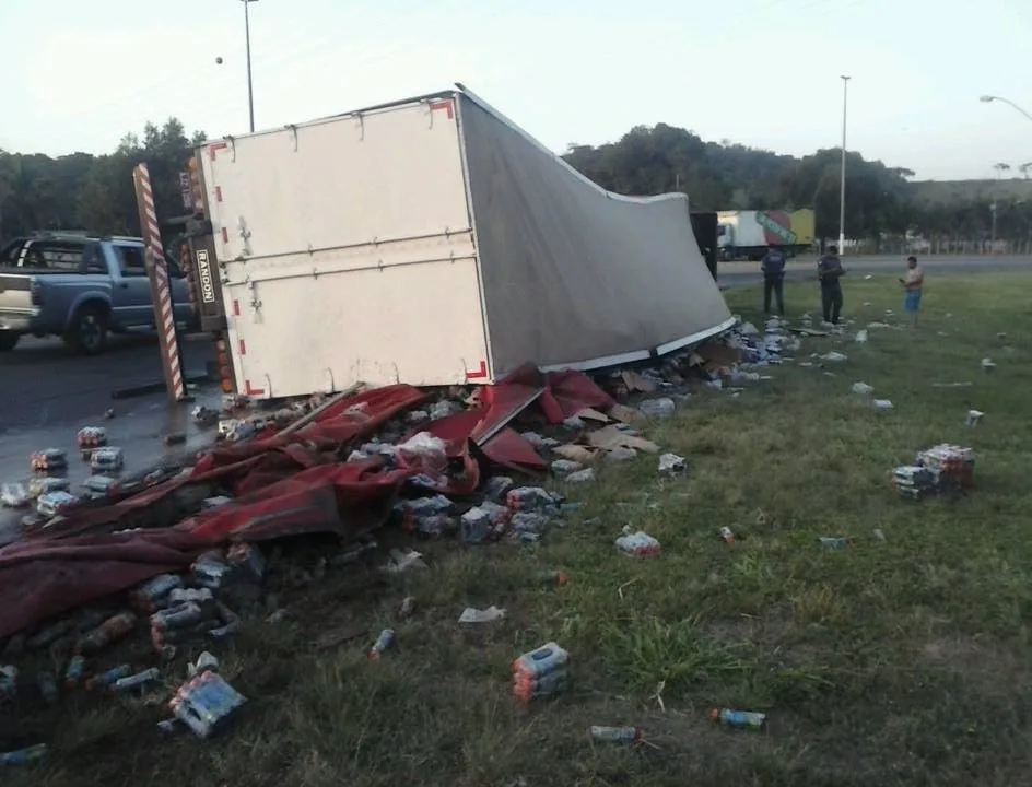 Carreta carregada de bebidas tomba e deixa três feridos em Guarapari, na Grande Vitória