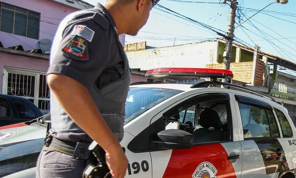 ARBX – 14/08/2015 – SAO PAULO – CIDADES / CHACINA OSASCO – Serie de assassinatos na regiao de Osasco deixam cerca de 20 mortos. Corpo aguarda remocao na rua Eurico da Cruz. Foto: Rafael Arbex / ESTADAO