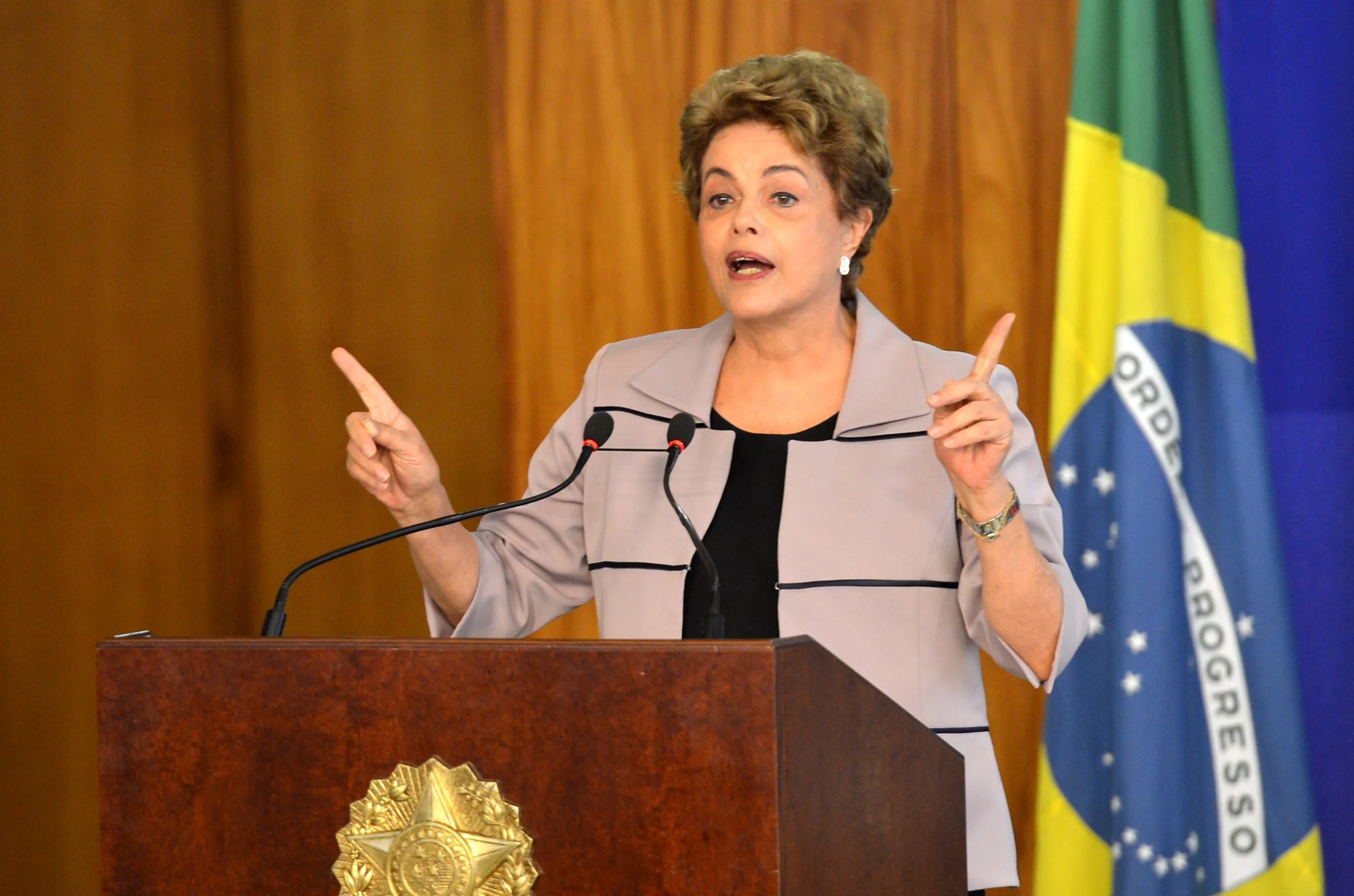 Brasília – A presidenta Dilma Rousseff, durante cerimônia no Palácio do Planalto, recebe apoio de intelectuais e artistas contra o processo de impeachment (Antonio Cruz/Agência Brasil)