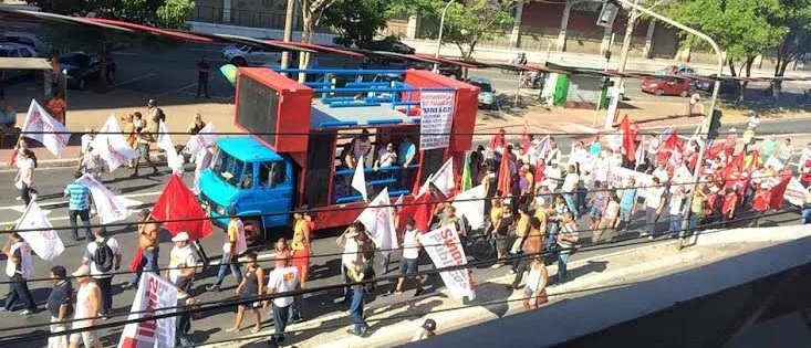 Manifestantes interrompem avenida do Centro de Vitória e seguem para a Reta da Penha