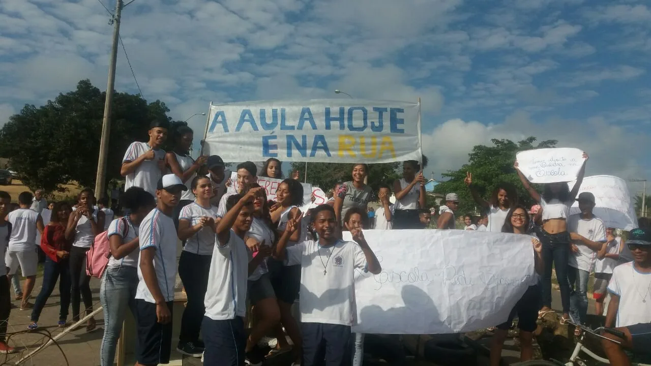 Estudantes liberam BR-101 após quase 2 horas de protesto em Conceição da Barra