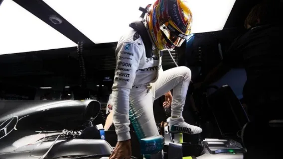 Sob chuva, Hamilton reage em Silverstone e garante pole no GP da Inglaterra