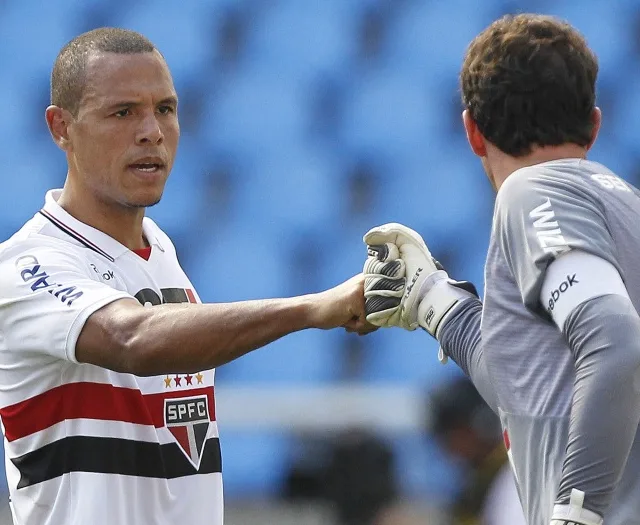 Luis Fabiano e Rogerio Ceni durante partida entre Flamengo x Sao Paulo, valida pela 32a rodada do Campeonato Brasileiro de Futebol 2012, no Estadio Engenhao em 21 de Outubro, 2012. Foto: Wagner Meier/AGIF