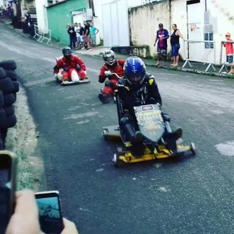 Moradores de Santa Martha resgatam o tradicional carrinho de rolimã e promovem campeonato