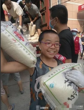 Menino chinês abre mão das férias e trabalha 10 horas por dia para ajudar vítimas de inundação