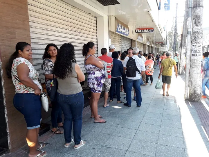 Clientes madrugam na fila para pagar contas de luz em Cariacica