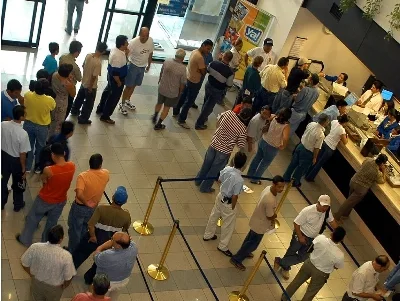 Filas de aficionados captados en el Banco Central de Honduras, quienes adquieren boletos para el partido del miércoles entre Honduras y Guatemala, en el estadio Olímpico Metropolitano. Fotografía Prensa Libre, de Carlos Morales Chacón.