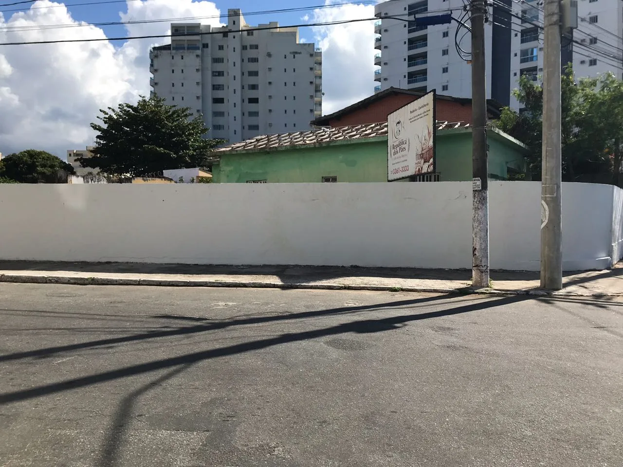 Empresa "apaga" muro grafitado em Guarapari