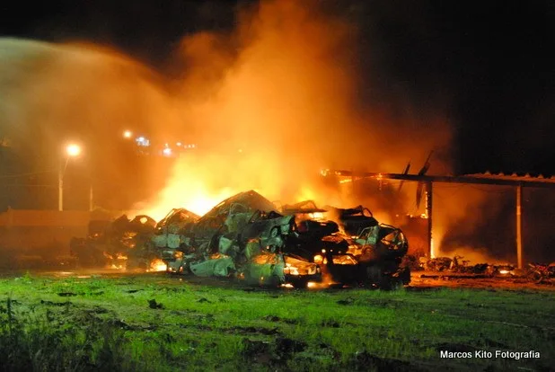 Incêndio destrói carros em centro de remoção e depósito de Itapemirim