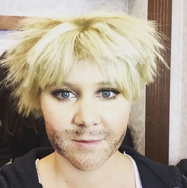 Amy Schumer cria saia justa com fãs de Taylor Swift no Instagram