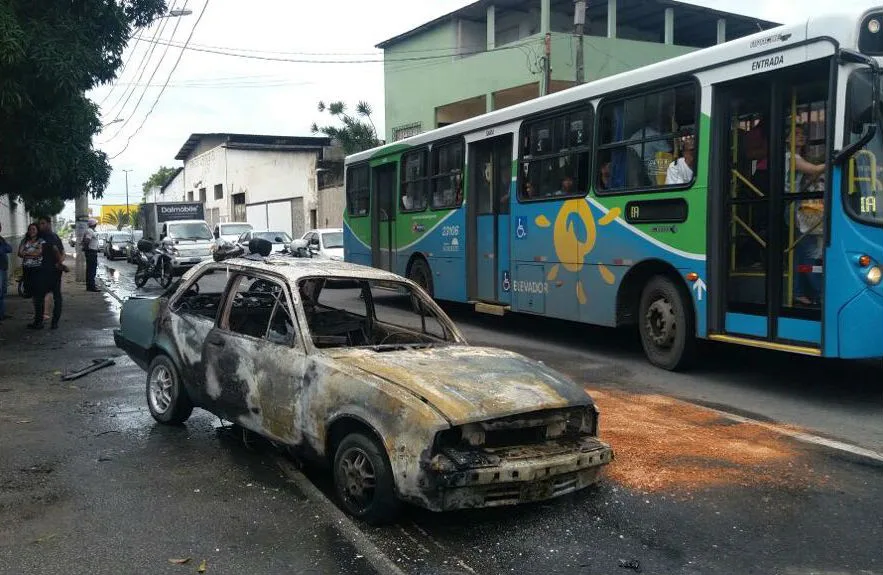 Mais um carro pega fogo na Avenida Norte-Sul. Veja o vídeo!