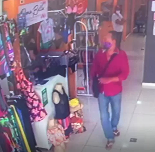 Comerciante tem celular furtado em loja de roupas no Centro de Vitória