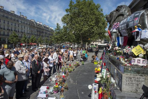 Franceses fazem homenagem às vítimas do atentado em Nice