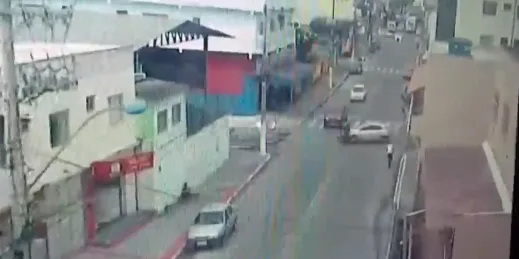 Câmeras flagram motorista sendo arremessado após acidente em Vila Velha