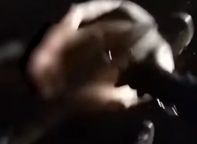 Família divulga vídeo com policiais encapuzando homem negro morto após abordagem. Veja!
