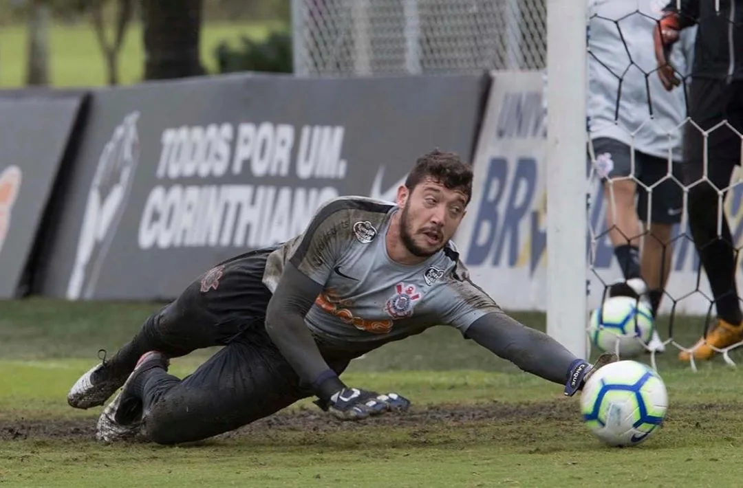 Após rejeitar o Oeste, Caíque deve ter nova oportunidade no gol do Corinthians