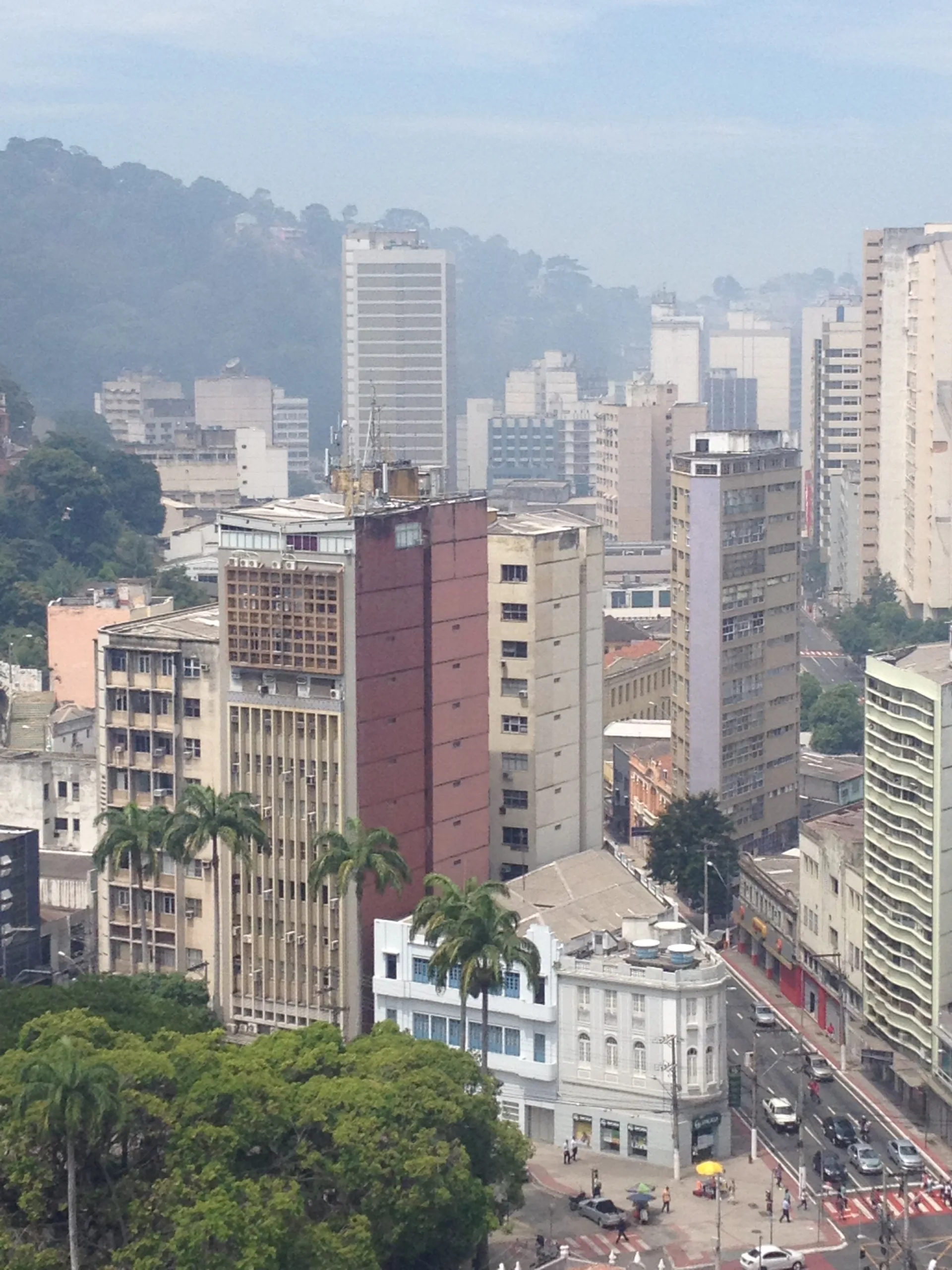 Fumaça cobre prédios e chama atenção de moradores do Centro de Vitória