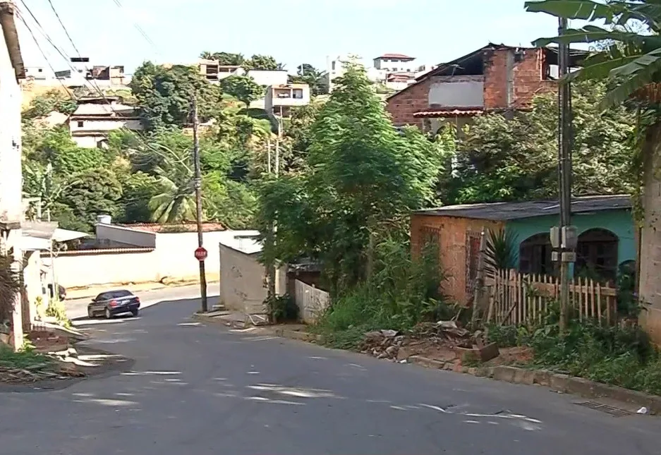 Homem leva facada na cabeça ao passar pela rua de casa em Cariacica